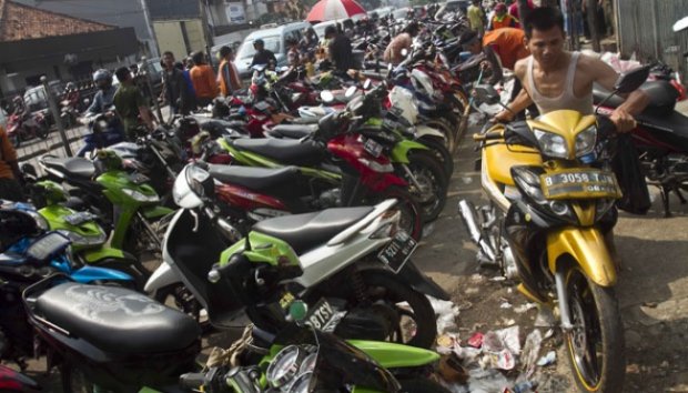 Ratusan Motor Parkir Liar, Jalan Jatinegara Barat Macet Panjang