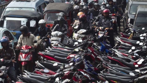 Ratusan Motor Parkir Liar, Jalan Jatinegara Barat Macet Panjang