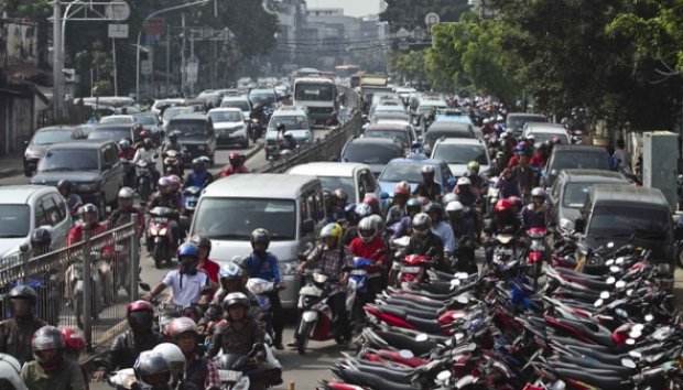Ratusan Motor Parkir Liar, Jalan Jatinegara Barat Macet Panjang