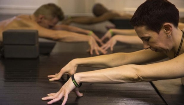 FOTO: Bold &amp; Naked, Kelas Yoga Tanpa Mengenakan Pakaian (BB17++)