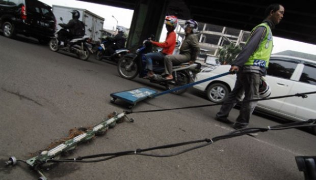 Aksi Tim Saber Dalam Menyapu Ranjau Paku di Jalanan