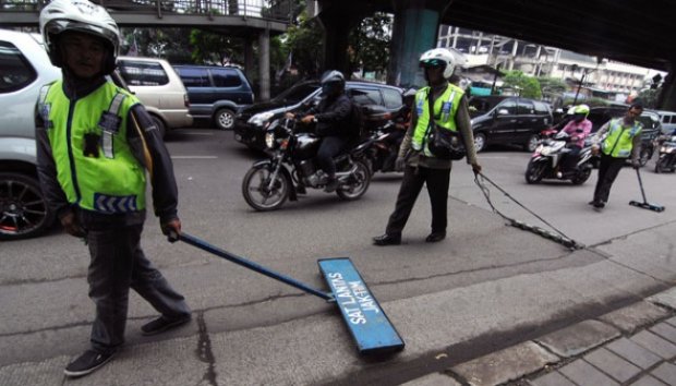 Aksi Tim Saber Dalam Menyapu Ranjau Paku di Jalanan