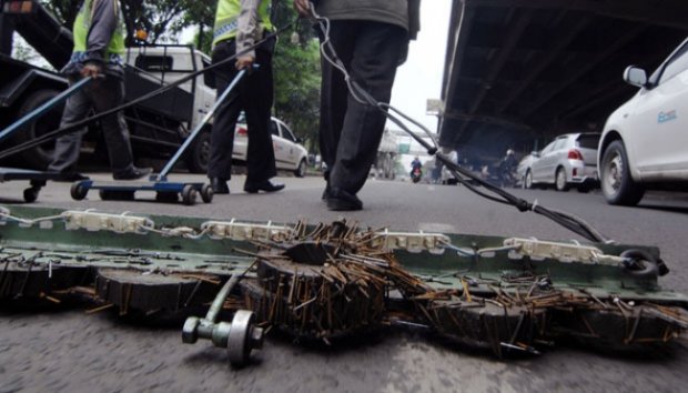 Aksi Tim Saber Dalam Menyapu Ranjau Paku di Jalanan