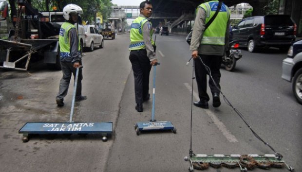 Aksi Tim Saber Dalam Menyapu Ranjau Paku di Jalanan