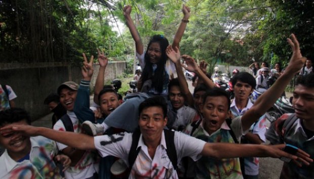 Potret Pelajar SMA Corat-coret Usai Ujian Nasional