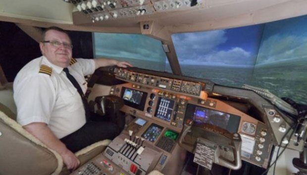 Pria Ini Buat Replika Kokpit Boeing di Kamarnya