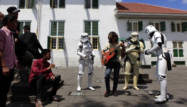 Prajurit Star Wars Bikin Heboh Kota Tua