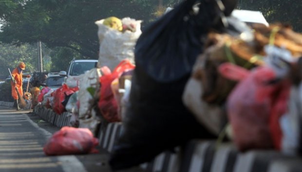 Pembatas Jalan Jadi Lahan Pembuangan Sampah