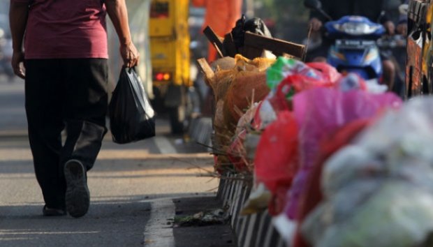 Pembatas Jalan Jadi Lahan Pembuangan Sampah