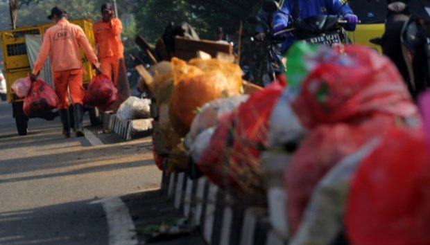 Pembatas Jalan Jadi Lahan Pembuangan Sampah