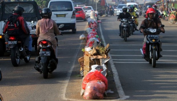 Pembatas Jalan Jadi Lahan Pembuangan Sampah