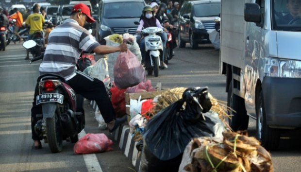 Pembatas Jalan Jadi Lahan Pembuangan Sampah
