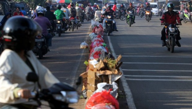 Pembatas Jalan Jadi Lahan Pembuangan Sampah