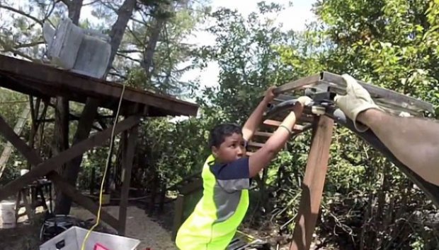 Pria Ini Membuat Roller Coaster di Halaman Rumahnya