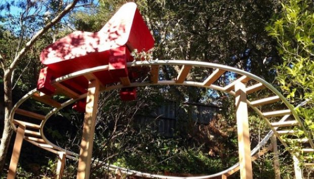 Pria Ini Membuat Roller Coaster di Halaman Rumahnya