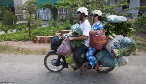 FOTO: Perilaku Nekat Warga Vietnam saat Bermotor