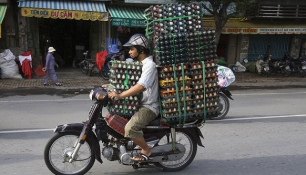 FOTO: Perilaku Nekat Warga Vietnam saat Bermotor