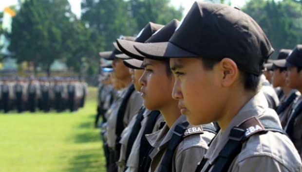 Melihat Tradisi Potong Rambut Calon Polwan