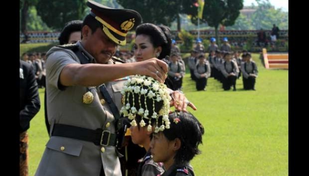 Melihat Tradisi Potong Rambut Calon Polwan