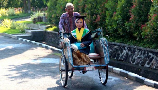 Putri Tukang Becak Lulus dengan IPK 3,96