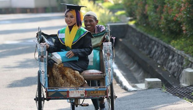 Putri Tukang Becak Lulus dengan IPK 3,96