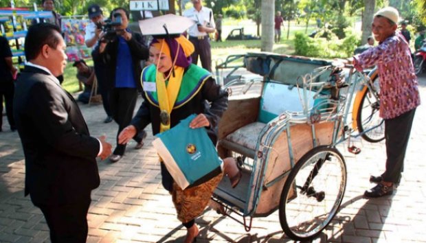 Putri Tukang Becak Lulus dengan IPK 3,96