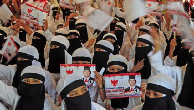 &#91;PIC&#93; SPG &amp; Cewek2 Cantik di Kampanye Pilpres. Apa beda Cewek pendukung PRB &amp; JKW?