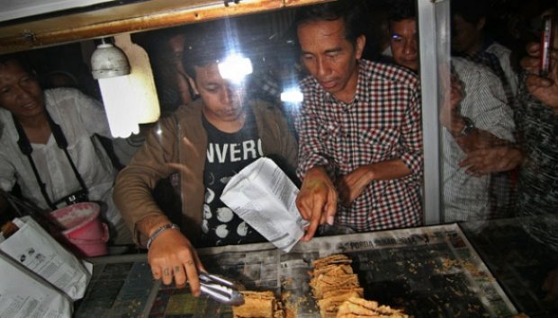 Penjual Gorengan Ini Grogi Dagangannya Tiba-tiba Dibeli Jokowi