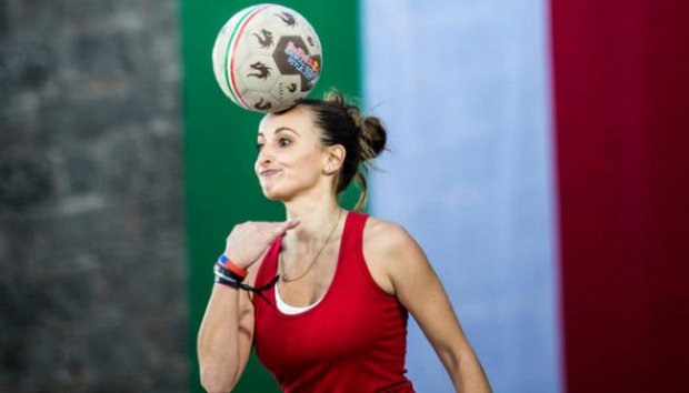 4 WANITA FREESTYLER BOLA TERSEKSI DI DUNIA