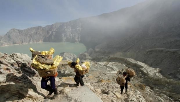 Aksi Vandalisme Kotori Keindahan Kawah Ijen