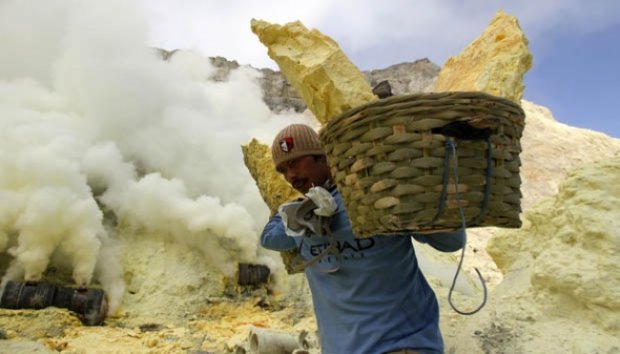 Aksi Vandalisme Kotori Keindahan Kawah Ijen