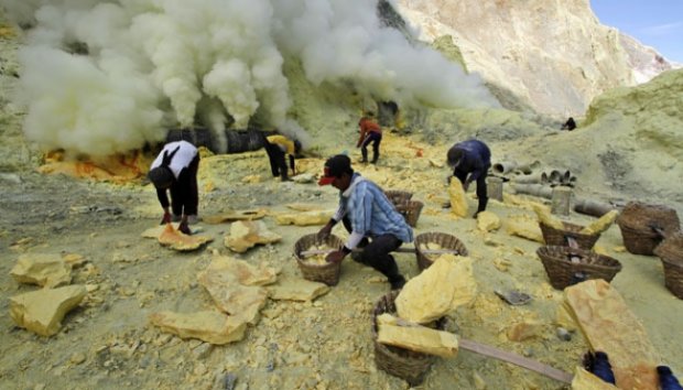Aksi Vandalisme Kotori Keindahan Kawah Ijen
