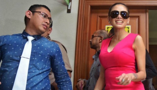 Baju Seksi dan Menerawang Nikita Mirzani