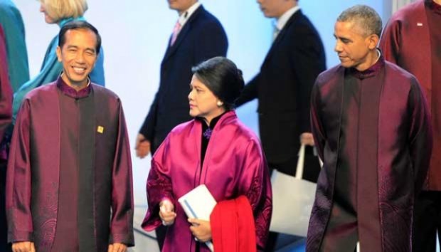 &#91;Wajarlah First Lady Kita Cantik Kok&#93; OBAMA Tertangkap Kamera Sedang Lirik Ibu Iriana