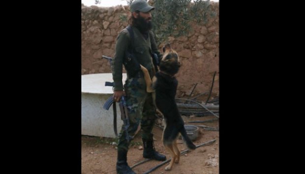 &#91;Pic&#93; Pejuang Pembebasan Suriah Merawat Anjing Disela Pertempuran