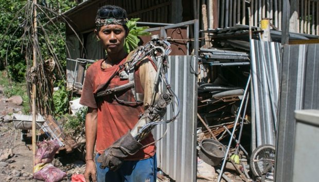 Tukang Las Ini Buat Tangan Robot untuk Dirinya