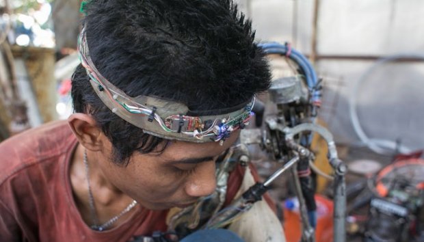 Tukang Las Ini Buat Tangan Robot untuk Dirinya