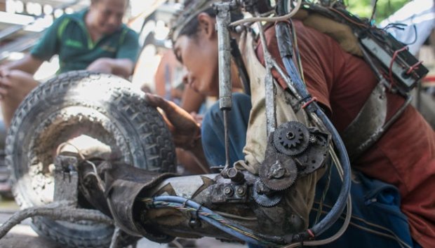 Tukang Las Ini Buat Tangan Robot untuk Dirinya