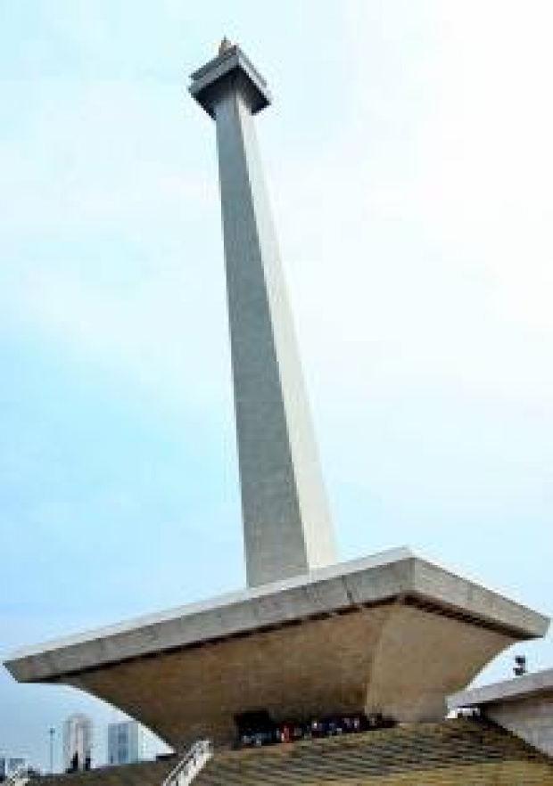 Begini Cara Ahli Jerman Cuci Monas &#91;Yang Bosen Liat Berita Pemilu&#93; 