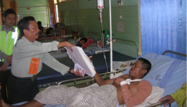 Tak Ada Bilik Suara, Pria Ini Nyoblos di Dalam Sarung