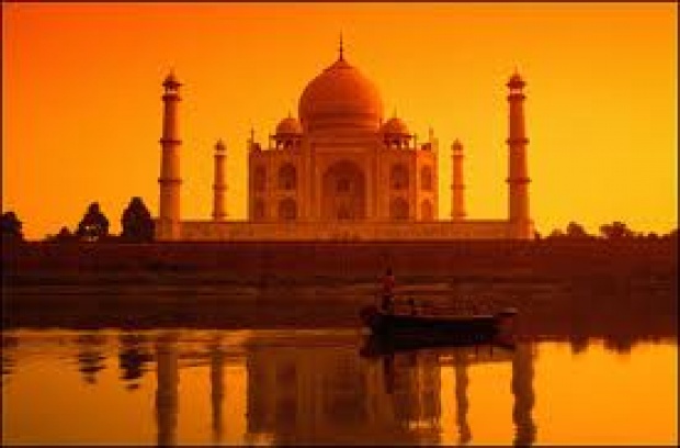 Kunjungi Taj Mahal, Miss Universe Dicekal