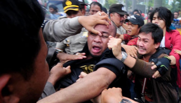 menggila---ngotot-menginap-di-kpk-ketua-progres-98-dibawa-ke-kantor-polisi