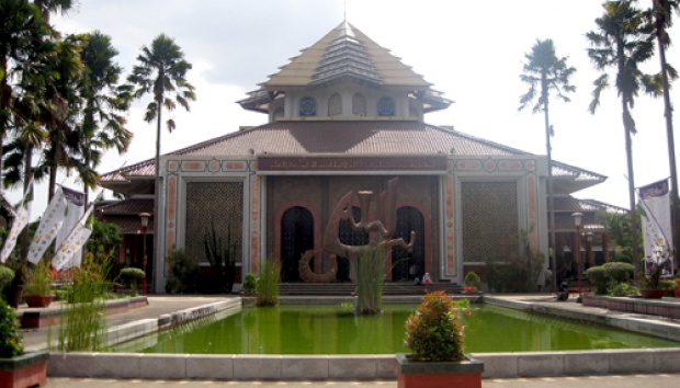 Anies dan Ganjar Tak Masuk List Pembicara Tarawih Masjid UGM