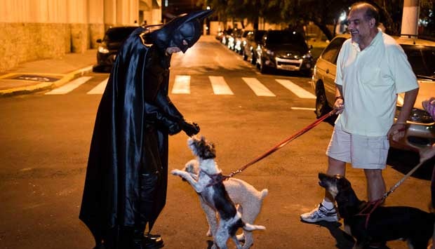 'Pahlawan Super' Selamatkan Kucing dari Kebakaran
