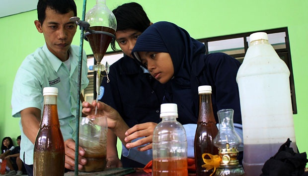 Siswa SMK Ubah Limbah Plastik Jadi BBM