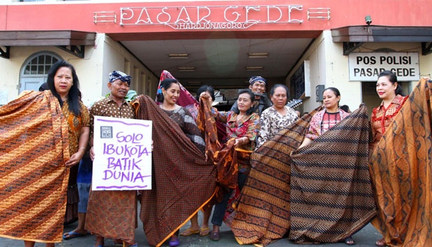 Hari Batik, Surakarta Bentangkan Kain Batik Terpanjang