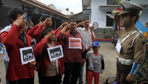 Jadi Sasaran Demo Dukung KPK, Patung Polisi di Banyumas Dipindahkan