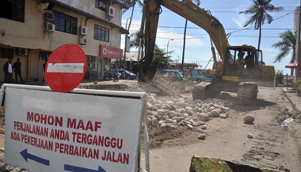 Jalan Liwa-Krui Lampung Amblas
