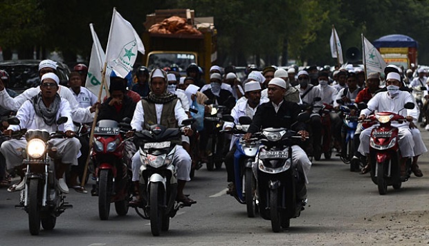 Presiden RI - Susilo Bambang Yudhoyono: Bubarkan FPI Segera! Need tanda tangan Agan !