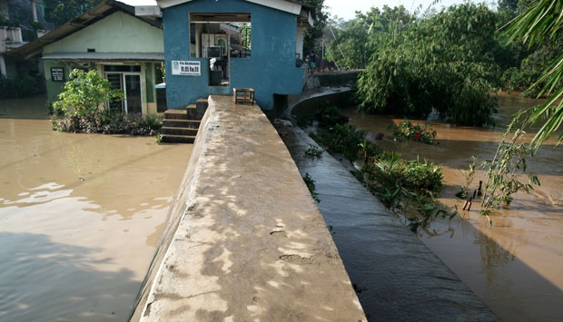 Air Kali Bekasi Menggerus Jalan Karang Satria